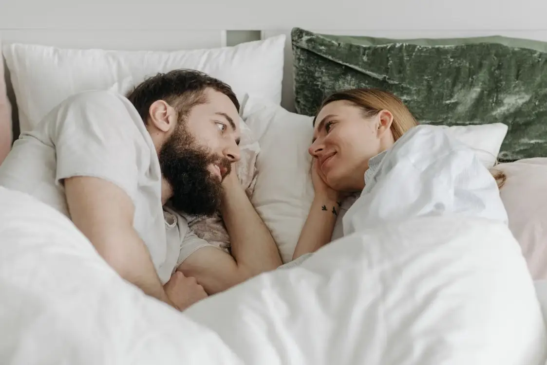 Couple complice réuni après une infidélité, reconstruction de la confiance, thérapeute de couple à Strasbourg