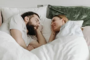 Couple complice réuni après une infidélité, reconstruction de la confiance, thérapeute de couple à Strasbourg