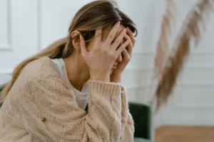 Femme épuisée émotionnellement, signes de burn-out, psychothérapeute à Strasbourg et Lingolsheim