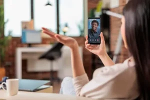 Couple en visioconférence, préserver une relation à distance, thérapeute de couple à et Lingolsheim