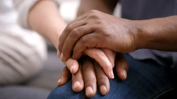 Couple enlacé, distinguer dépendance affective et amour véritable, psychothérapeute à Strasbourg et Lingolsheim
