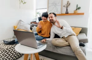 Couple en consultation de thérapie en ligne avec Noura Hincker, thérapeute de couple à Strasbourg et Lingolsheim