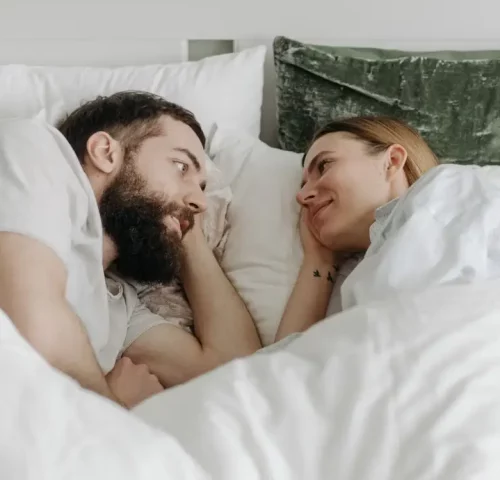 Couple complice réuni après une infidélité, reconstruction de la confiance, thérapeute de couple à Strasbourg