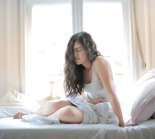 Femme ressentant une douleur au bas-ventre, illustration de la dyspareunie, sexologue à Strasbourg